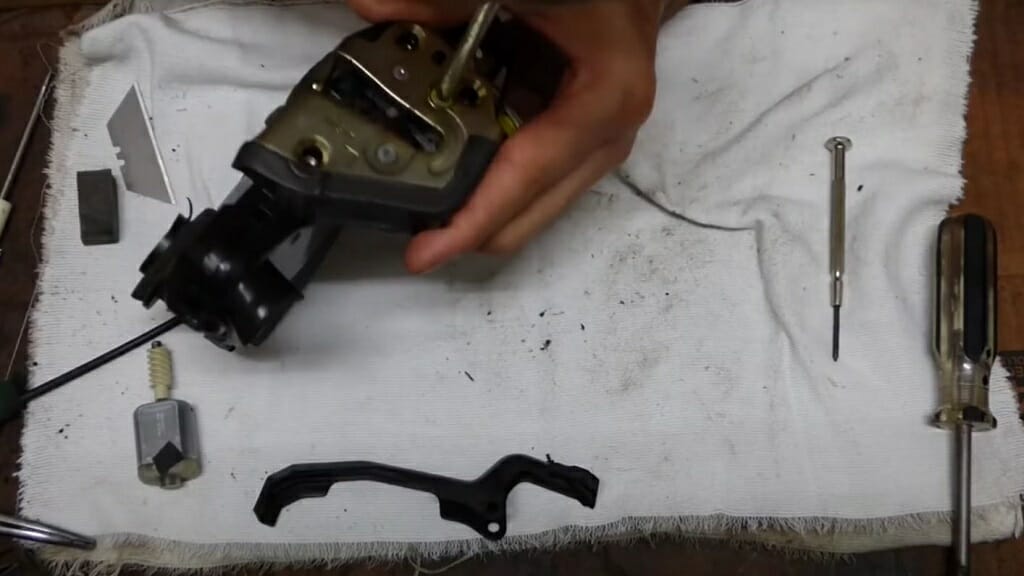 man separating the faceplate from the actuator using screwdriver